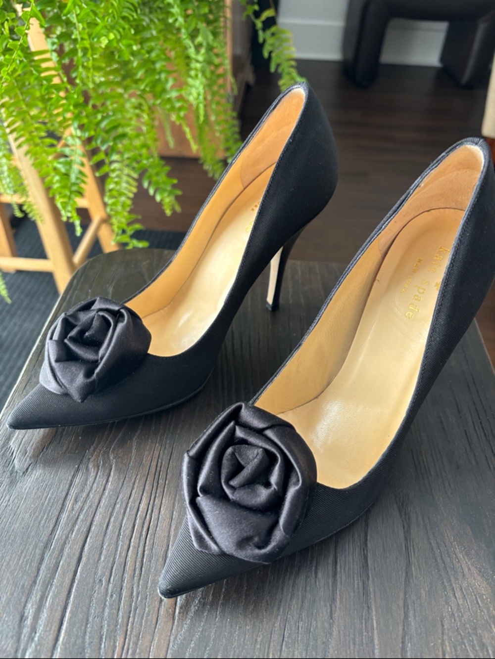 Kate Spade Black Pointed-Toe Pumps with Rosette Accent size 6 1/2 - Picture 2 of 10